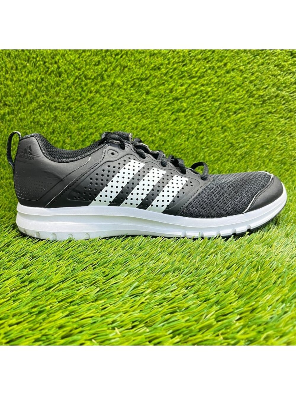 Adidas Madoru 11 Mens Size 11 Black White Athletic Running Shoes Sneakers
